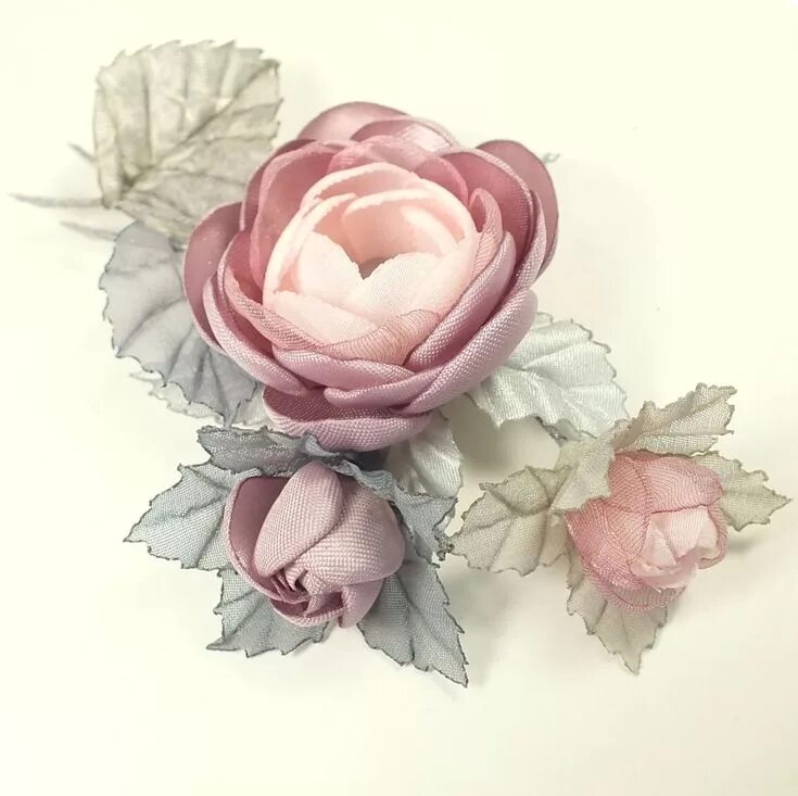 Техники цветов из ткани. Объемные тканевые цветы. Искусственные цветы брош. Искусственные цветы из ткани. Красивые цветы из ткани.