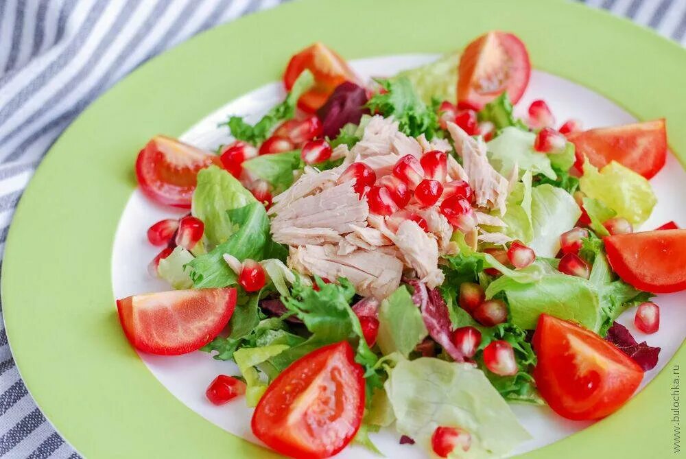 Тунец помидор сыр. Салат с тунцом. салат с тунцом и гранатом. тунец с листьями салата. салат с авокадо и гранатом.