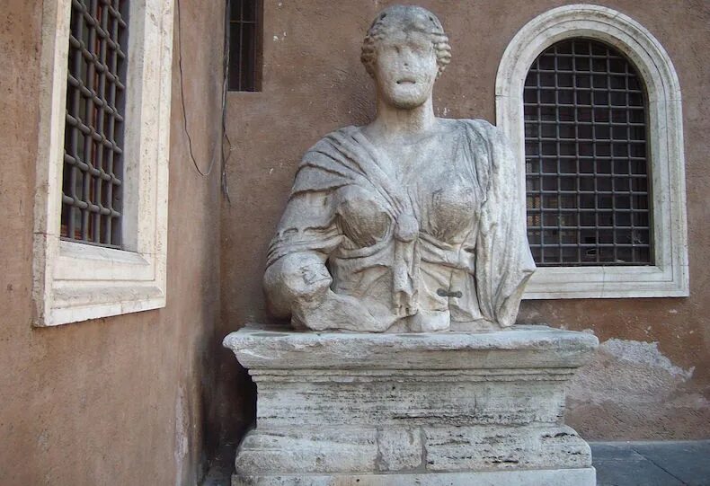 Спиталфилдс лондон. Необычные памятники лондона. British museum, британский музей. Луиджи мерони памятник. Статуя лукреции.