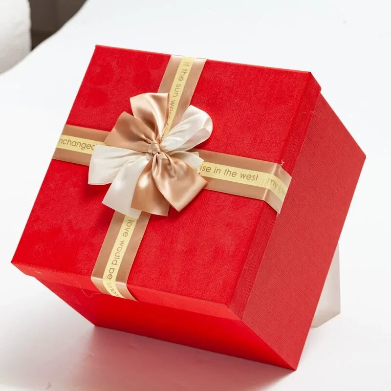 Коробки квадратные большие. Подарочные коробки. Большая подарочная коробка. Квадратная коробка конфет. Квадратная коробка для подарка.