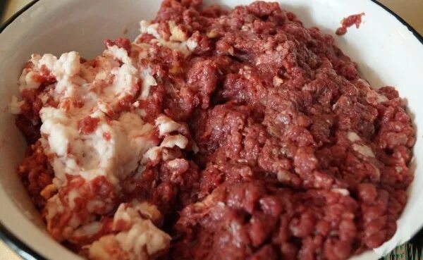 Как сделать фарш из лосятины. Фарш из конского мяса для колбасы. приготовить фарш для поз.