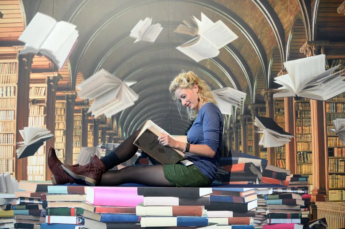 Чтение книг в библиотеке. Читатели в библиотеке. Современный библиотекарь. Библиотекарь и читатель. Креативный библиотекарь.