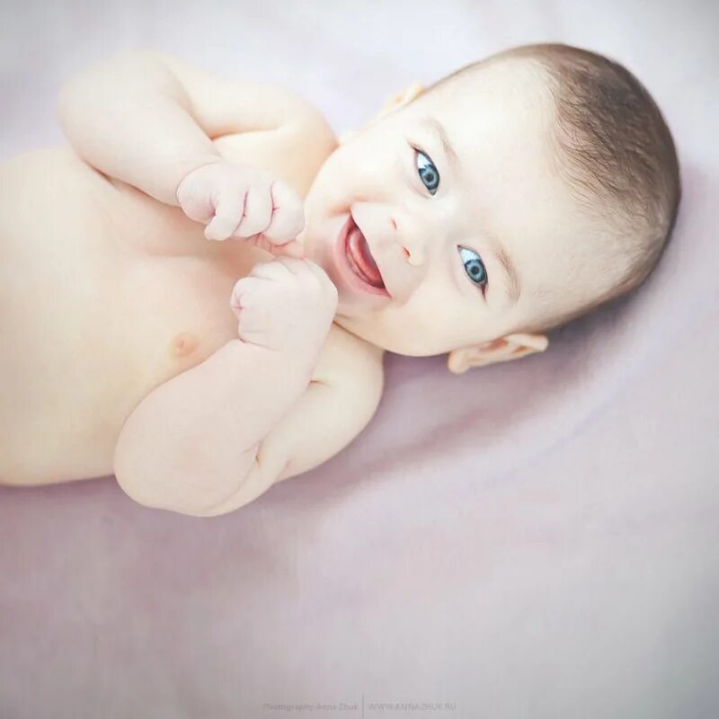 фотосессия для новорожденных в платках. новорожденная девочка в роддоме. новорожденный малыш. новорожденный ребенок брюнет. русский грудной ребёнок.