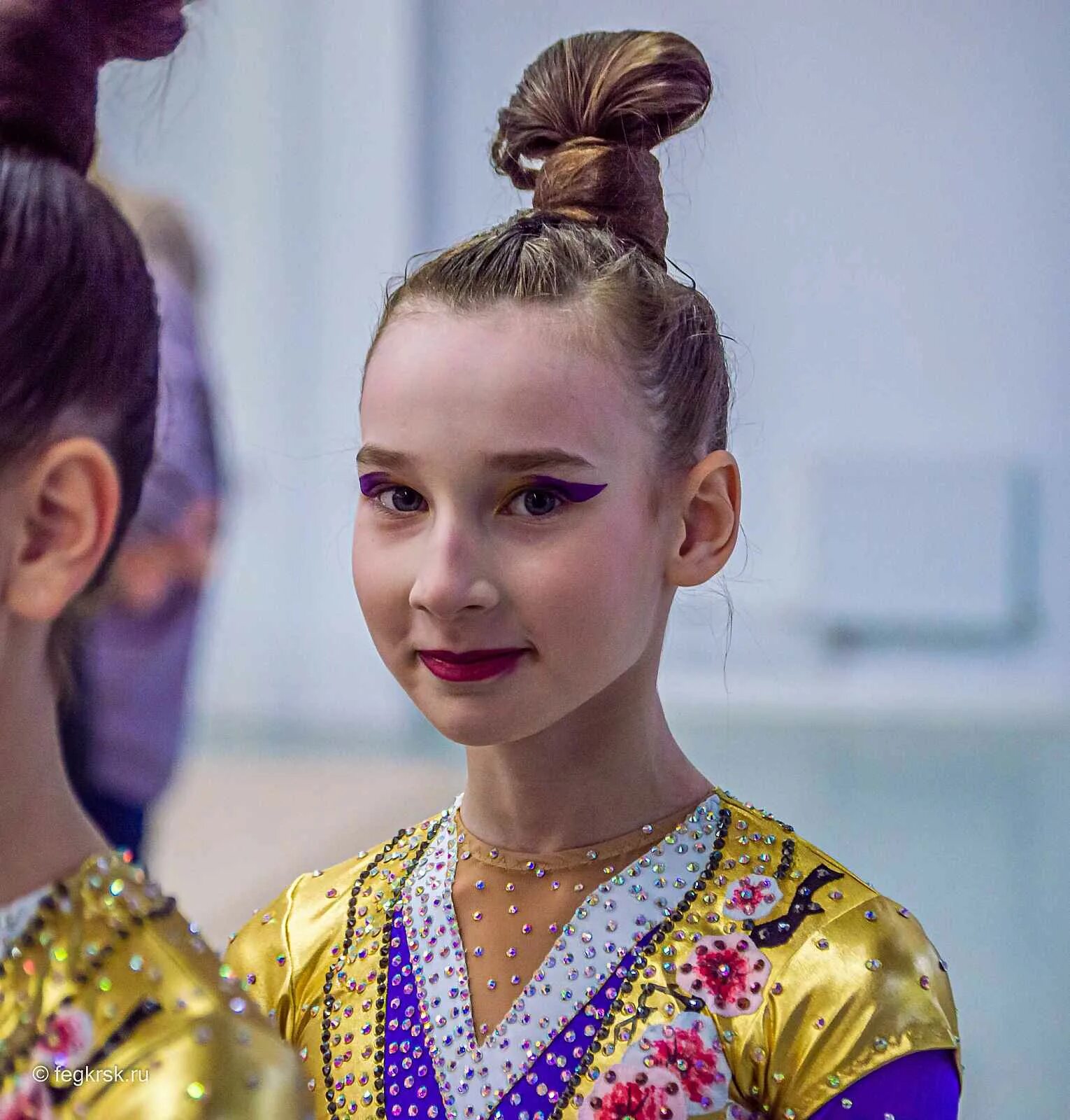 Сценический макияж для детей. Елизавета темникова. Лиза темникова гимнастка. Накрашенная девушка. Макияж ребенку на выступление.