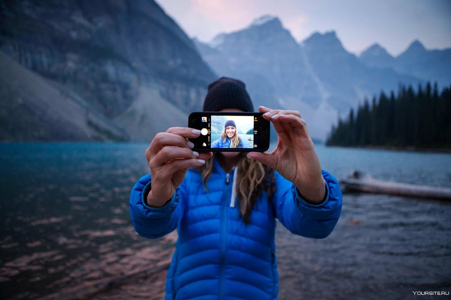 Путешествующее лицо. Селфи на фотоаппарат. Путешественник с фотоаппаратом. Селфи в горах. Селфи путешественников.