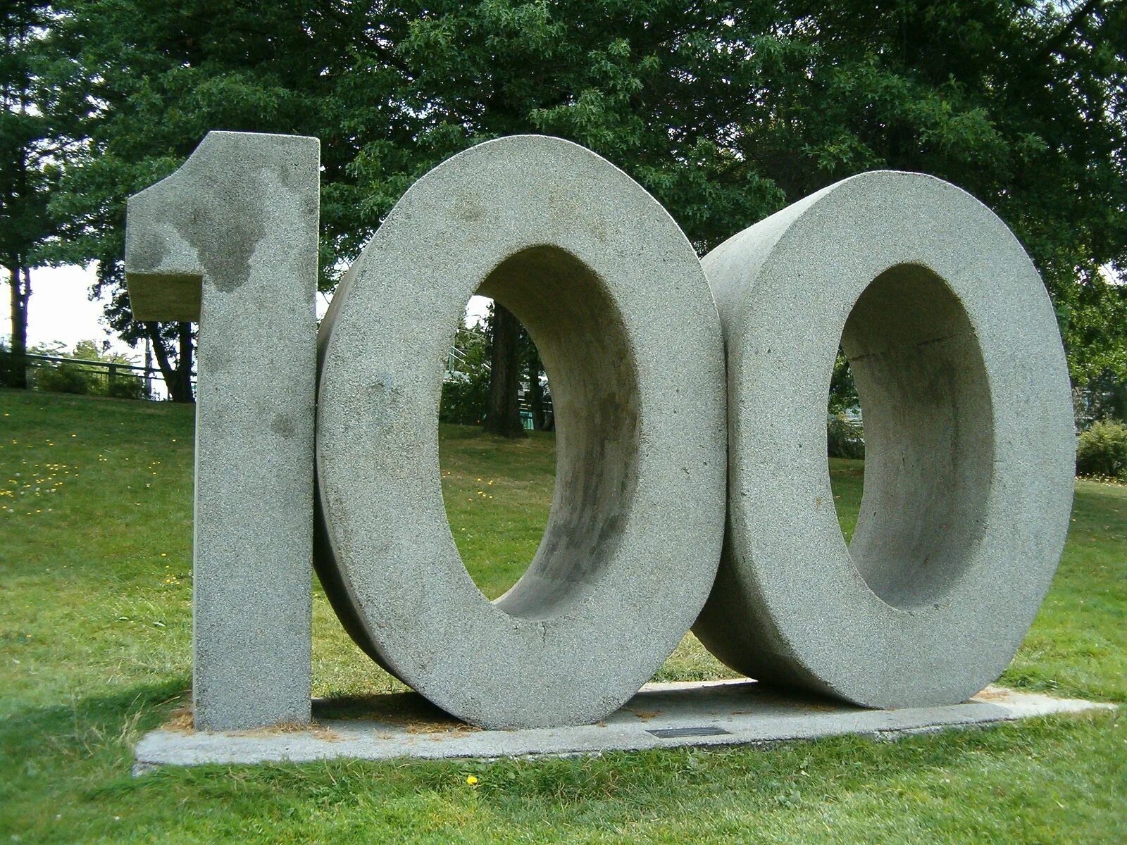 100 букв. Памятники цифрам. цифра 100. памятники нулю в мире. памятники математическим знакам.