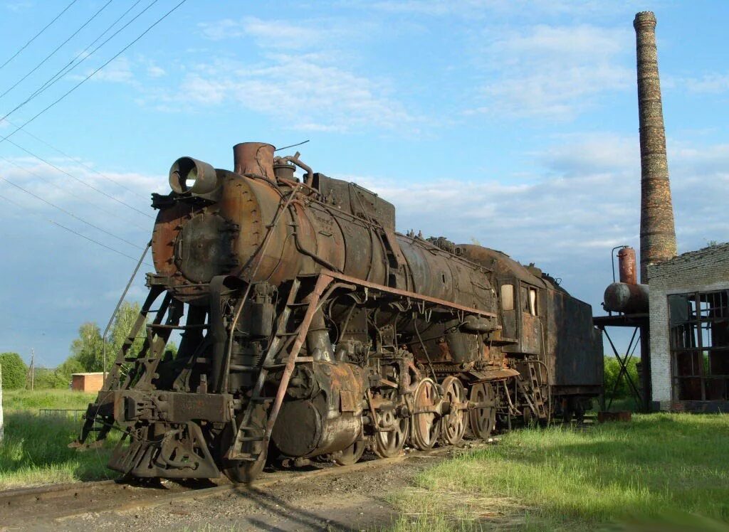 типы поездов старые. анцигин паровоз. сломанный пар. ржавые паровозы.