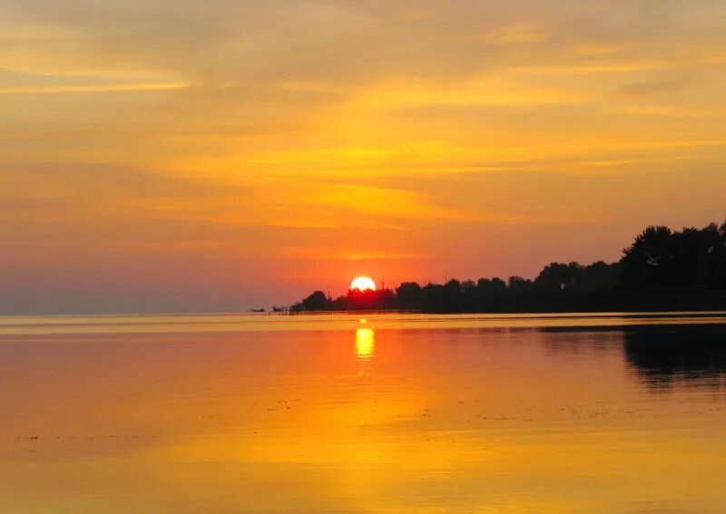 закат учинское водохранилище. алый свет вечерней зари медленно. летний закат. ). цвет утренней зари.