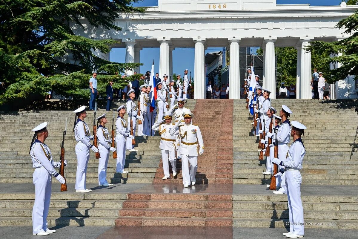 Севастополь Графская Пристань парад. Севастополь Графская Пристань корабли. Графская Пристань матросы Севастополь. Парад военно морского флота в Севастополе. Дети россии севастополь