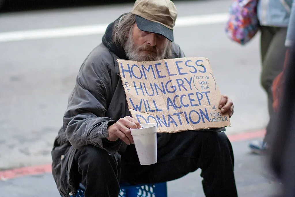 бедность в россии. песков набиуллина приколы. бедная россия. нищие в россии. квартира бедного человека.