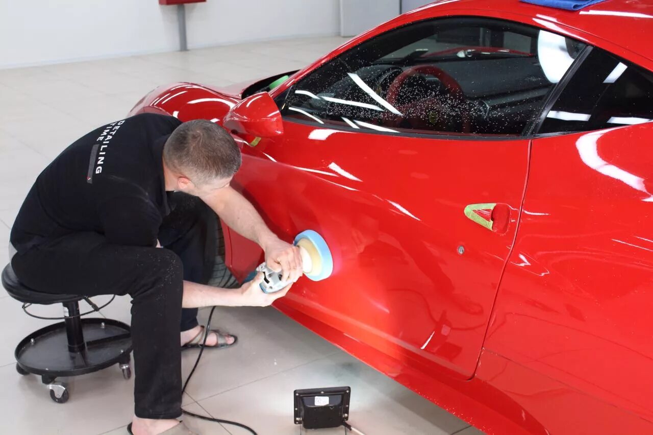 Лакокрасочное покрытие кузова автомобиля. Полировка авто. детейлинг автомобиля. керамическое покрытие кузова автомобиля. полировка автомобиля красный автомобиль.