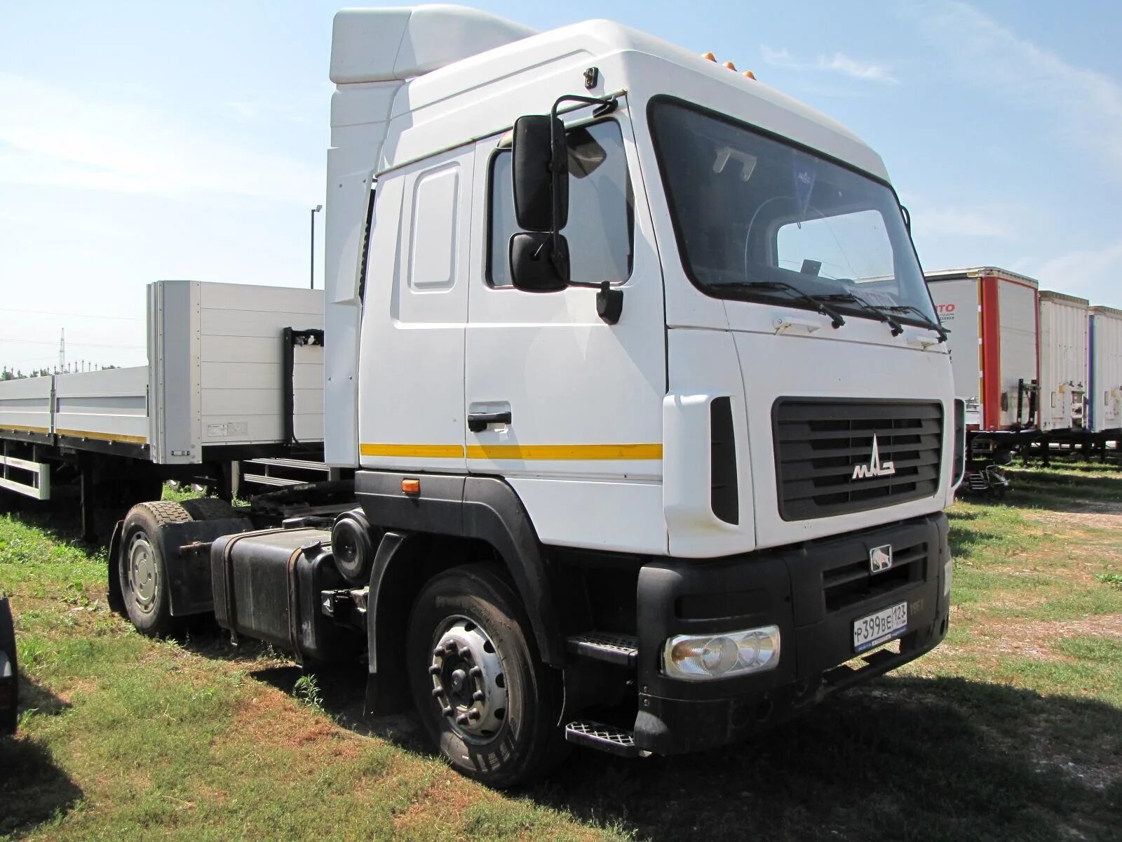 Вольво американец vnl 670. Камаз 6460-73 с полуприцепом. Седельный тягач фредлайнер с тралом. Седельные тягачи. Зил 4423 седельный тягач.
