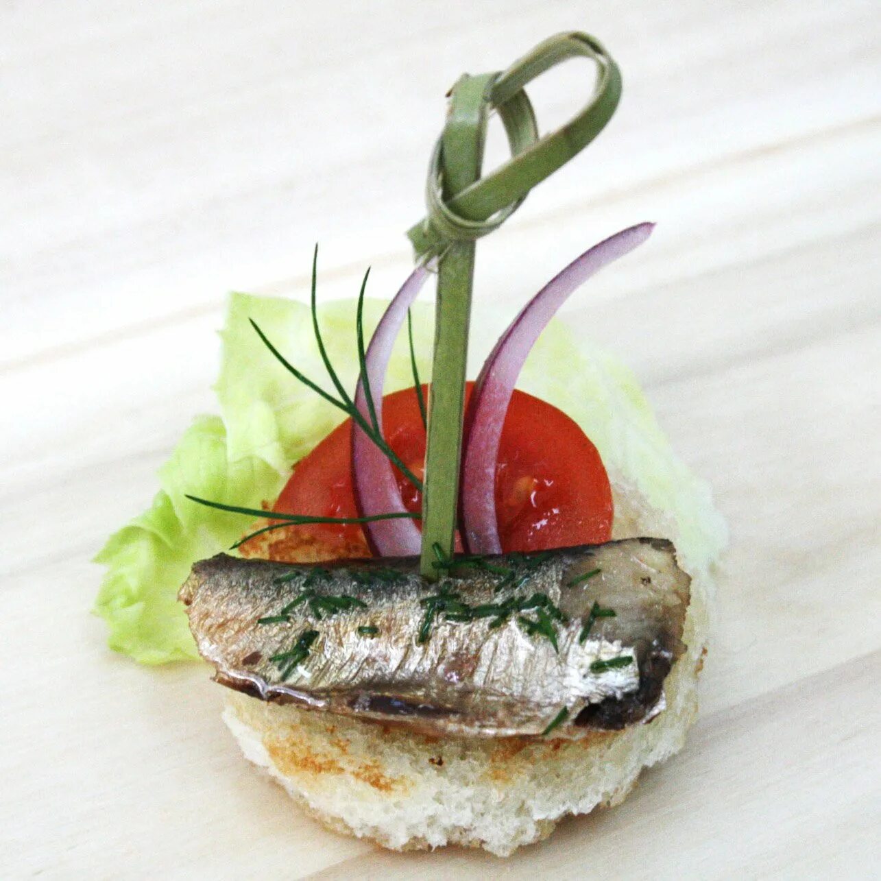 Оригинальная подача блюд на дереве. Закусочные бутерброды на праздничный стол. Гарнир из овощей к сельди. Селедка оригинальная подача. Бутерброды со шпротами канапе.