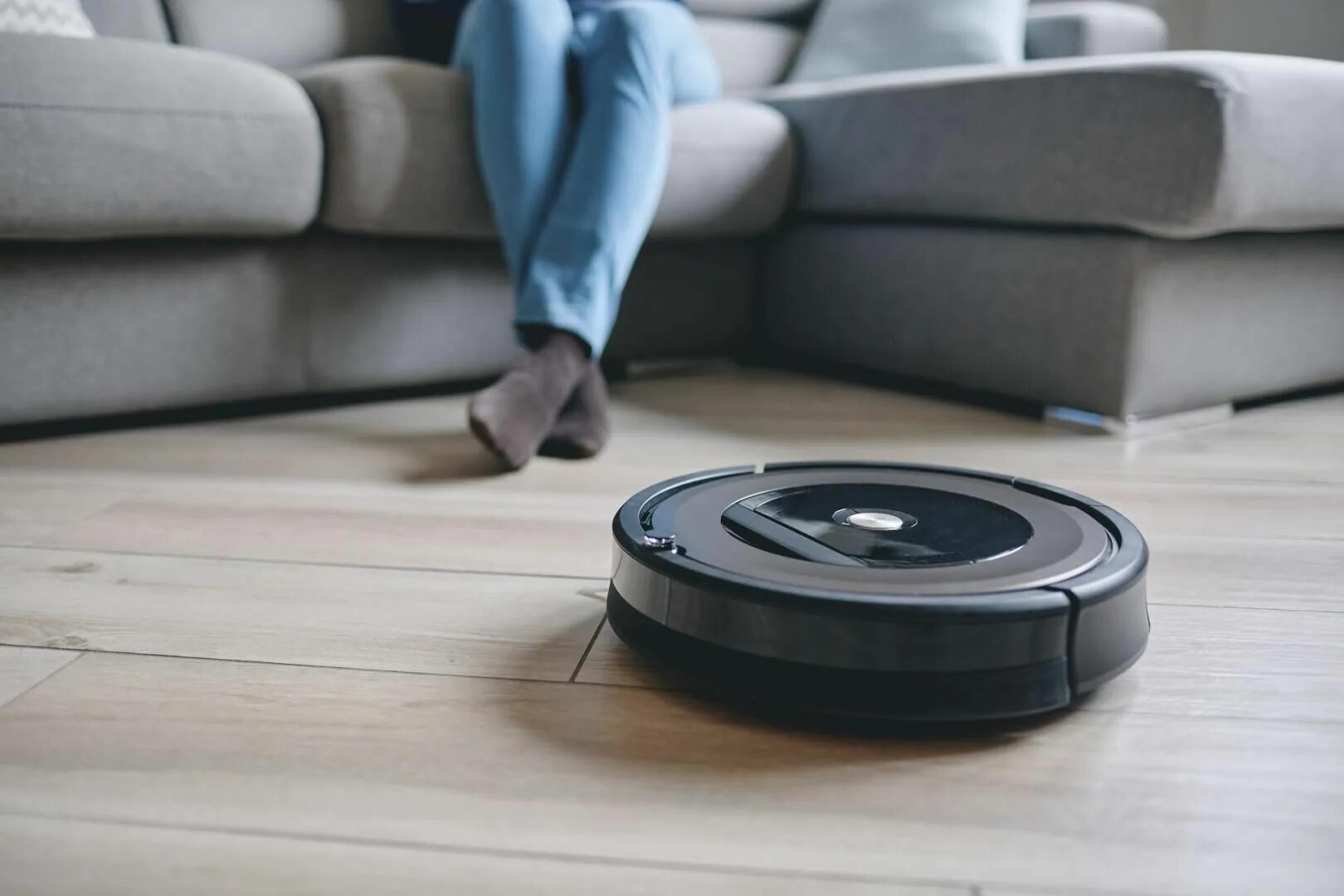 Почему робот пылесос говорит. Робот-пылесос l’robot a310. порог для робота пылесоса. робот пылесос в интерьере. робот пылесос 1959.
