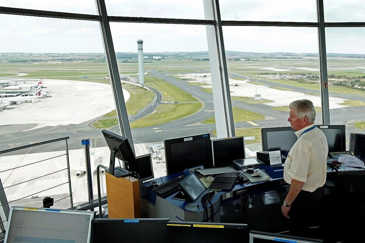 Диспетчер транспорта у монитора. Боинг 737-400 аэрофлот кабина. Переговоры пилотов и диспетчеров. Авиадиспетчер. Bose proflight.