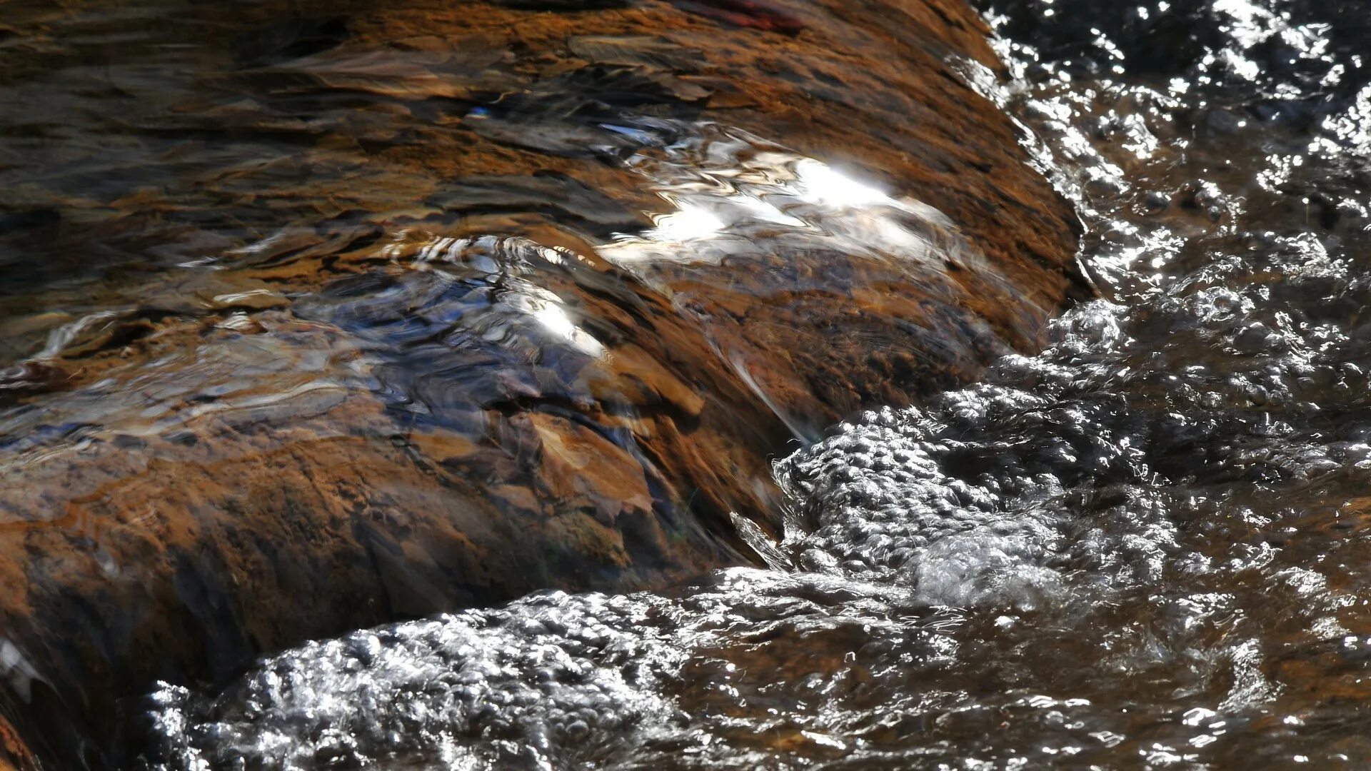 Стремительный поток смеси воды. Загрязненная вода. Текучие воды. Речной поток воды. Снег тает бежит вода.