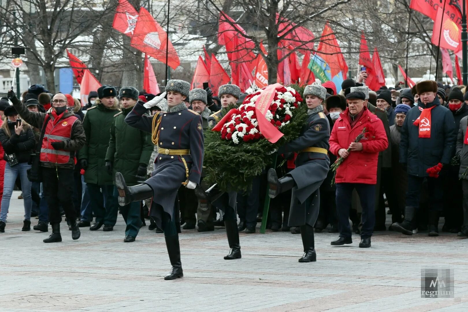 Митинг в москве 23 февраля. Празднование 23 февраля в России. Празднование дня защитника Отечества в России. Возложение цветов 23 февраля. Празднование 23 февраля в Москве.