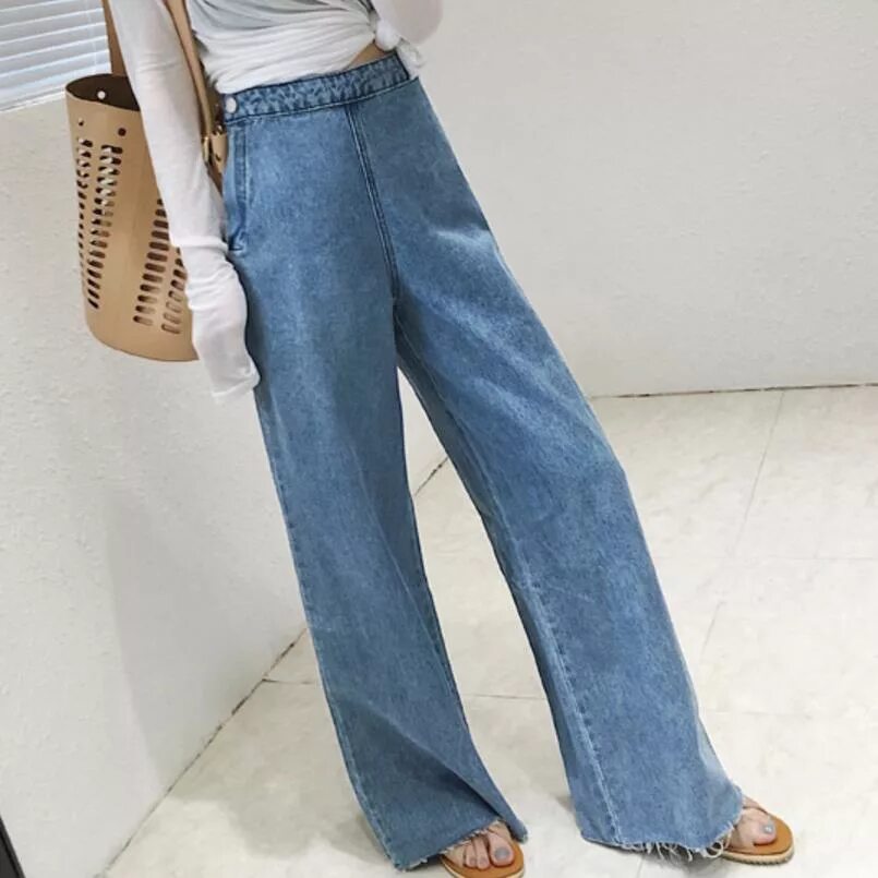Как называются джинсы широкие от бедра. Wide Leg джинсы 2021 клеш. Прямые широкие джинсы женские. Широкие джинсы женские с высокой талией. Джинсы прямые широкие женские с высокой талией.