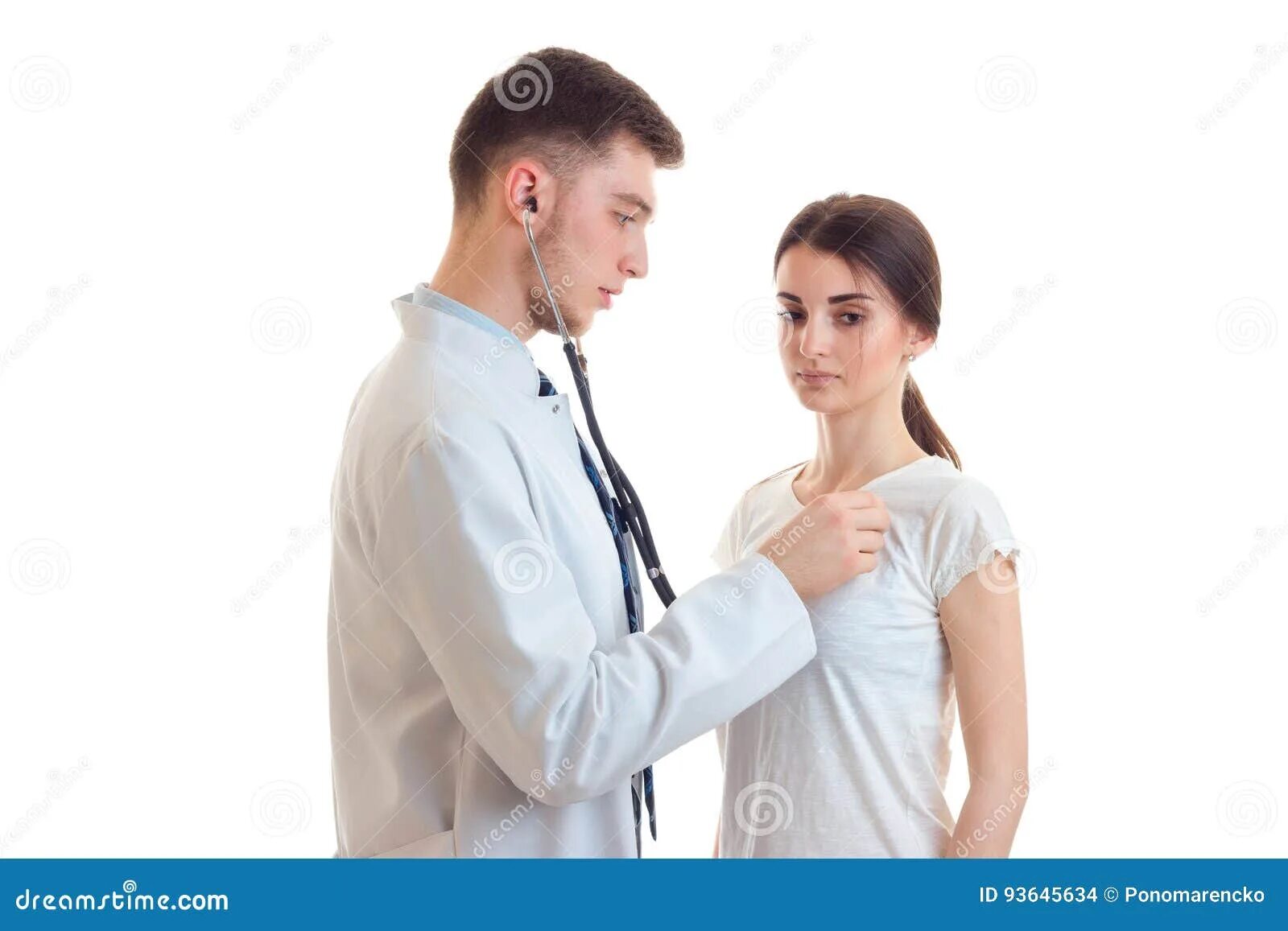 Сердцебиение девушки. Доктор стетоскоп в ушах. Юноша у врача. Врач слушает сердце. Медик с стетоскопом в ушах.