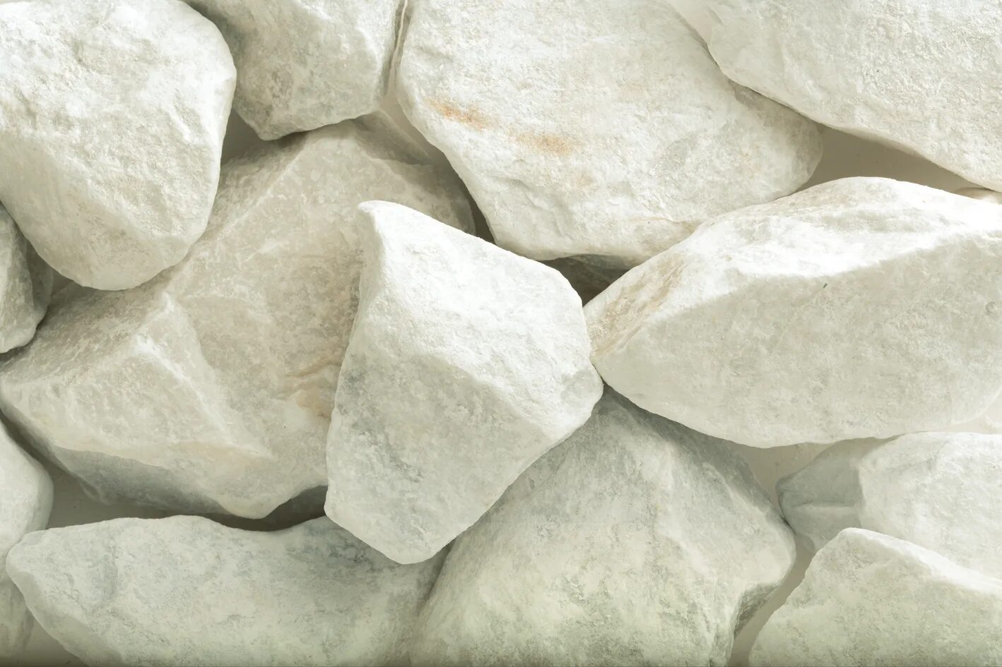 Белый мрамор камень. Кварцит камень. Мрамор камень необработанный. Колотый белый мрамор.