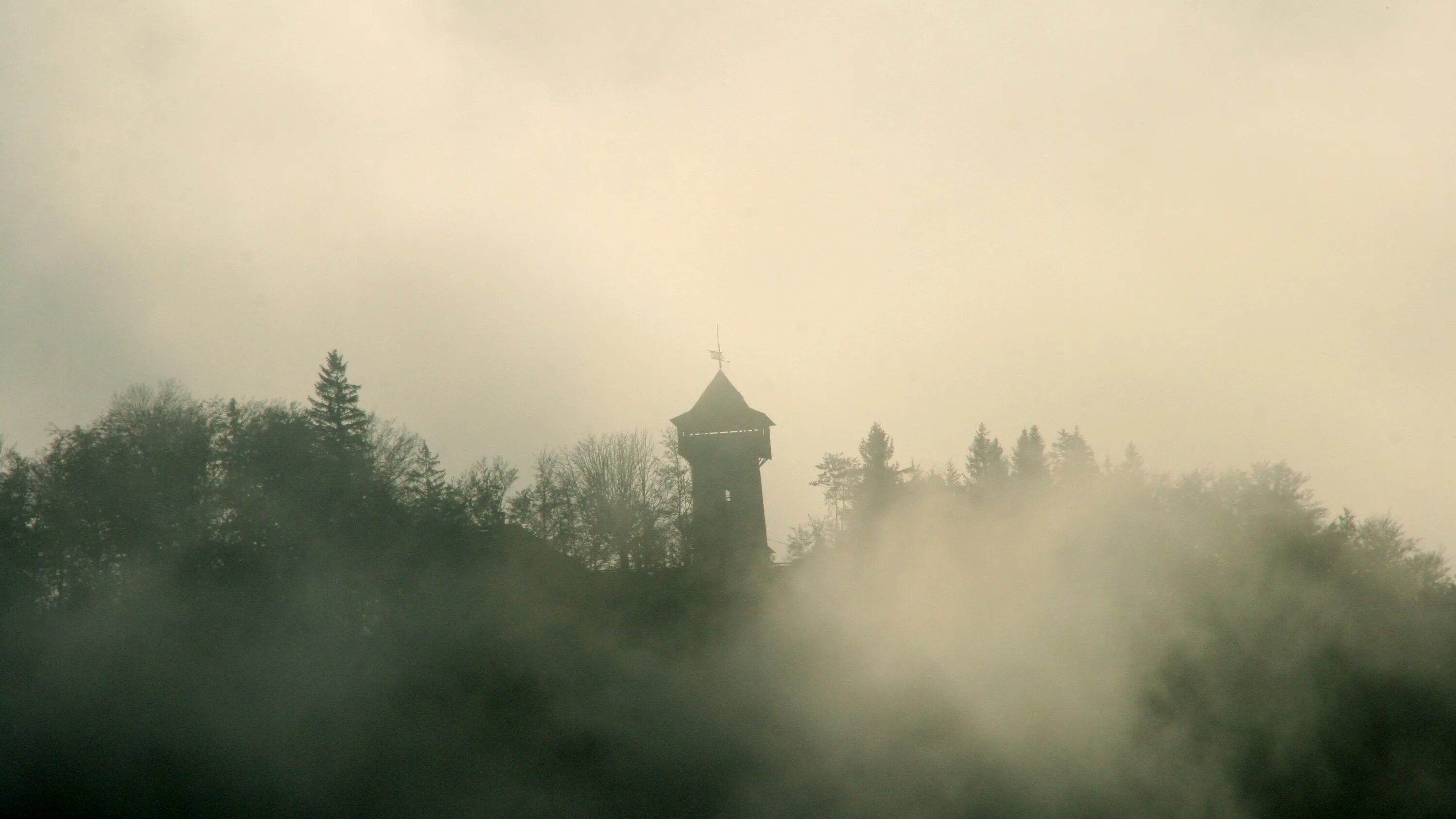 Деревня в тумане. Архитектура в тумане. Поместье в тумане. Таинственный туман. Загадочные туманы