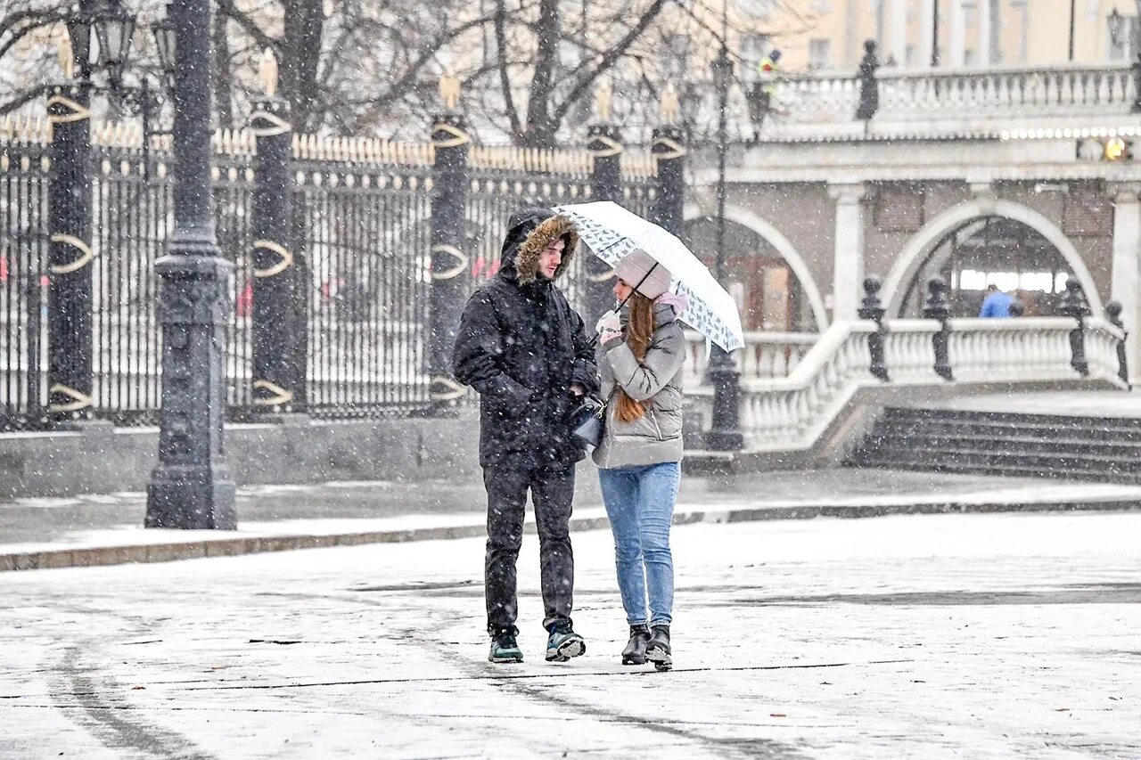 Небольшой снег в Москве. Похолодание в Москве. Мокрый снег в Москве. Москвичей предупредили о снегопадах. Последнее похолодание