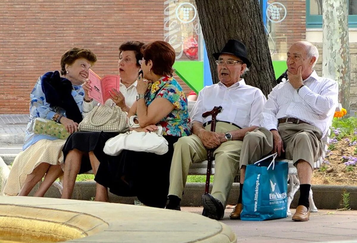 Самое пожилое население. Пожилые испанцы. Пожилые европейцы. Испанские старики. Испания пожилые люди.