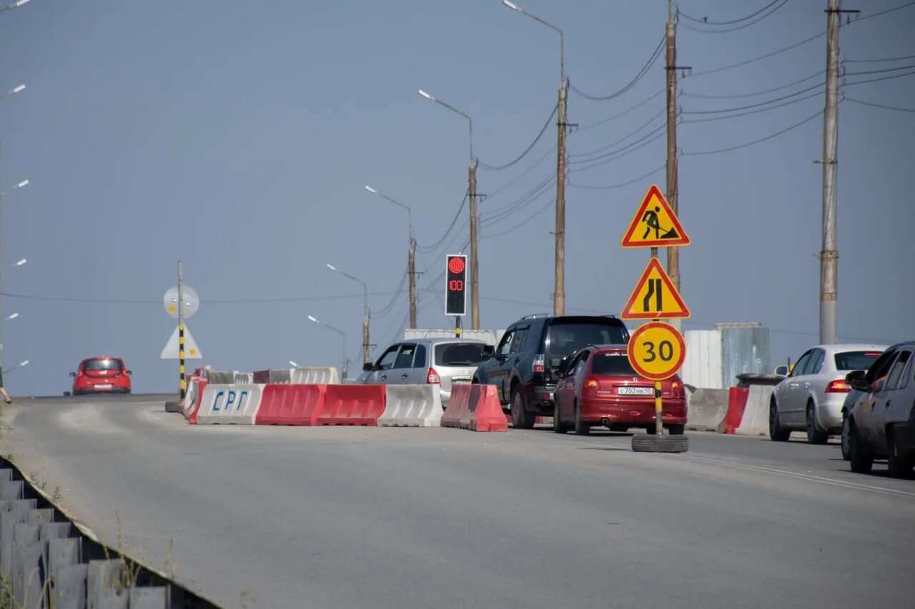 Движение курган. Реверсивное движение на мосту. Реверсивное движение фото. Некрасовский мост. Светофор реверсивного движения.