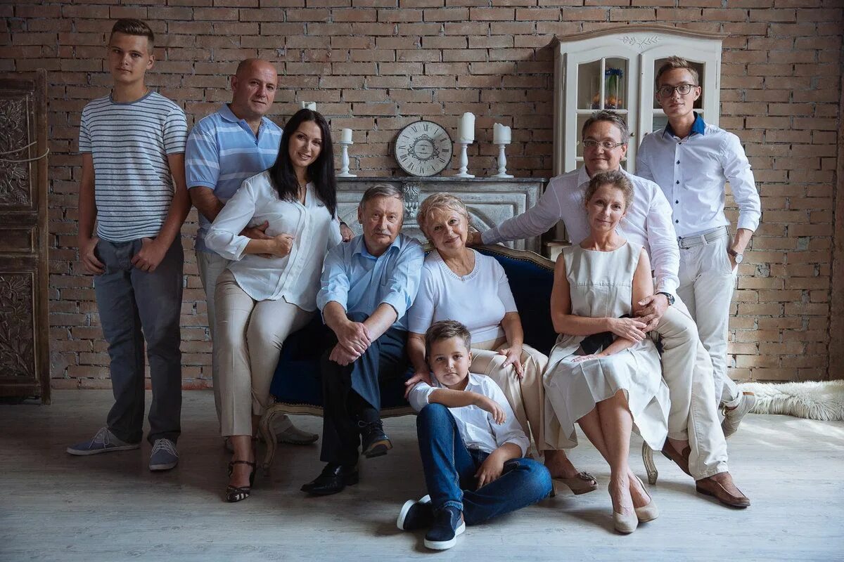 Родственники. Большая семья. Фотосессия большой семьи в студии. Портрет большой семьи. Семейная фотосессия большой семьи.