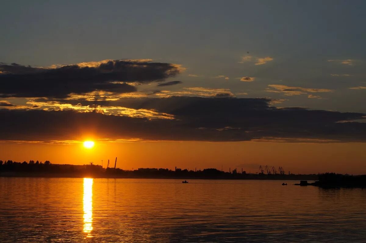 красивы над волгой закаты. закат на волге. река волга заря. волга река волгоград рассвет. рассвет на реке.