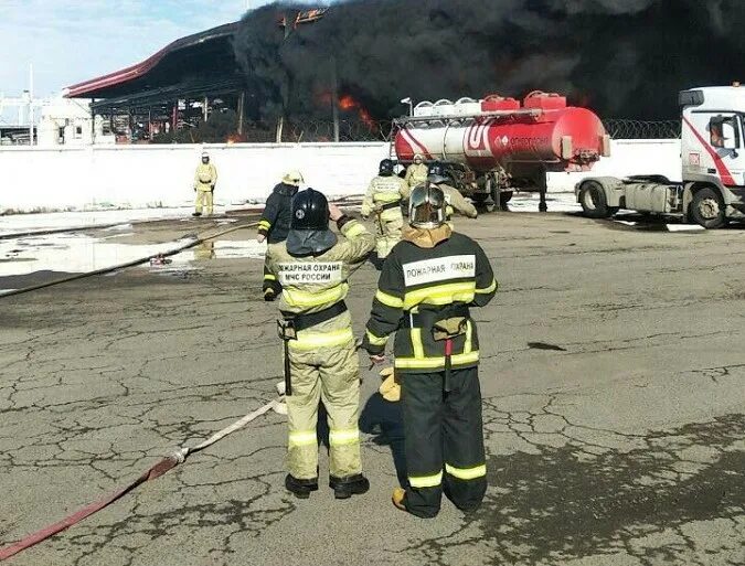 Кстово Нефтебаза Лукойл пожар. Пожар на нефтебазе Лукойл в Нижегородской области. Пожар на Лукойле в Кстово. Кстово горит Нефтебаза. Сгорел лукойл