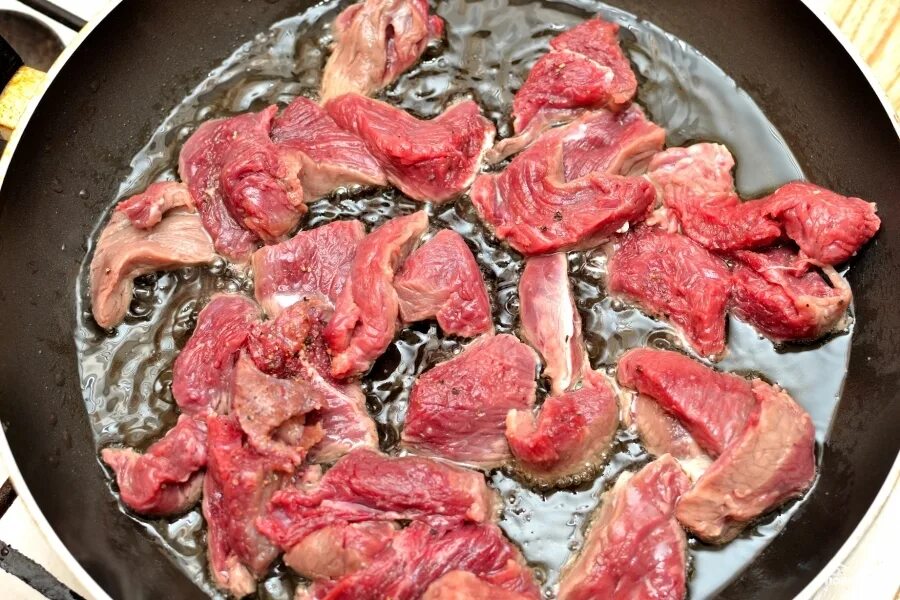 Говядина нарезанная кубиками. Говядина обжаренная на сковороде. Беф-строганов бефстроганов. Говядина жареная кусочками. Говядина на сковороде сочная и мягкая с луком.