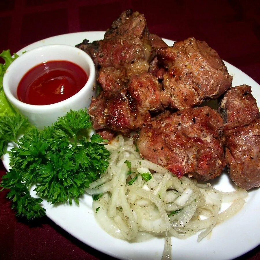 Шашлык кусочками. Шашлык. шашлык на тарелке. шашлык свинина. шашлык мякоть свинины.