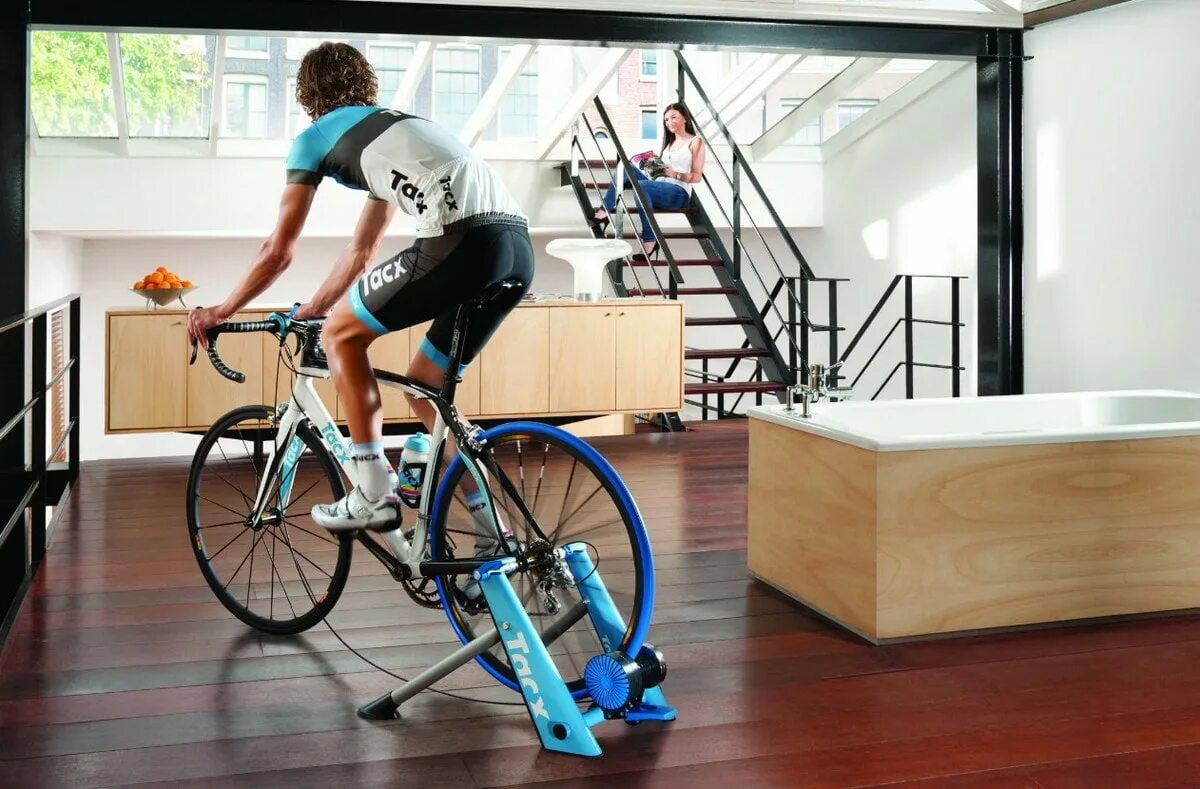 Выкаченный велосипед. Станок Tacx Blue matic. Езда на велосипеде тренажер. Станок для велосипеда. Тренажер велосипед.