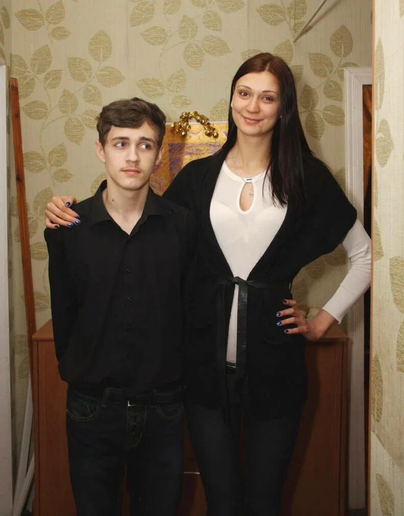 Зринка Tall. Самая высокая женщина. Высокие братья. Девушка выше парня.