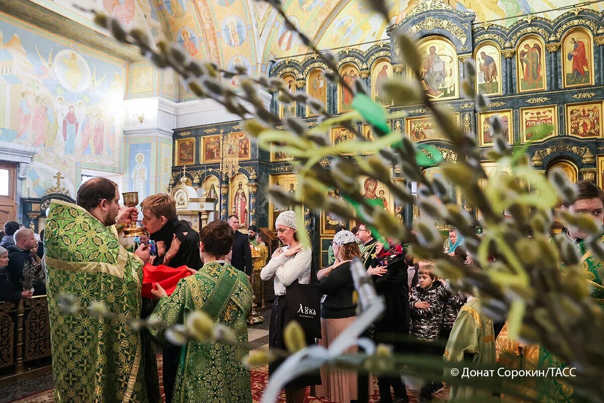 Служба Вербного воскресенья в Иерусалиме. Пасхальное богослужение в храме. Вербное воскресенье в храме. Пасха храм.