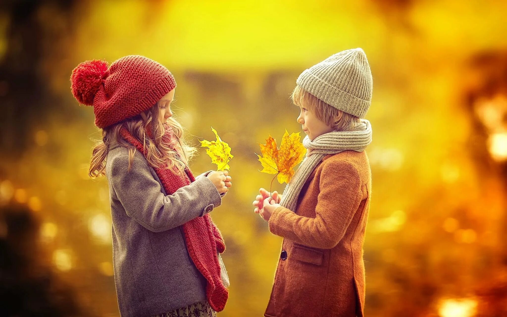 Осень для детей. Осень счастье. Мальчик и девочка осень. Душевного тепла осень. Солнечный забота