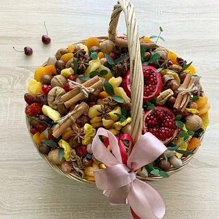 Корзина из сухофруктов