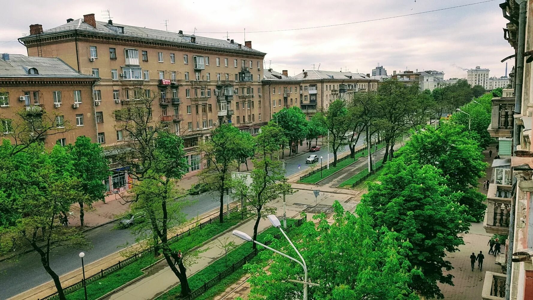 Купить квартиру центр сталинка. Сталинки в Днепропетровске. Сталинки Луганск. Китайская стена Луганск. Дом китайская стена в Луганске.