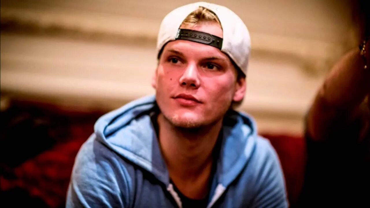Avicii darkness. Avicii. диджей avicii. avīci авичи. авичи шведский диджей альбомы.