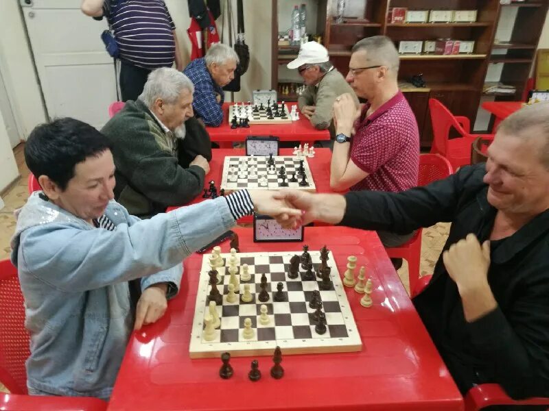 в турнире принимают участие 15 шахматистов