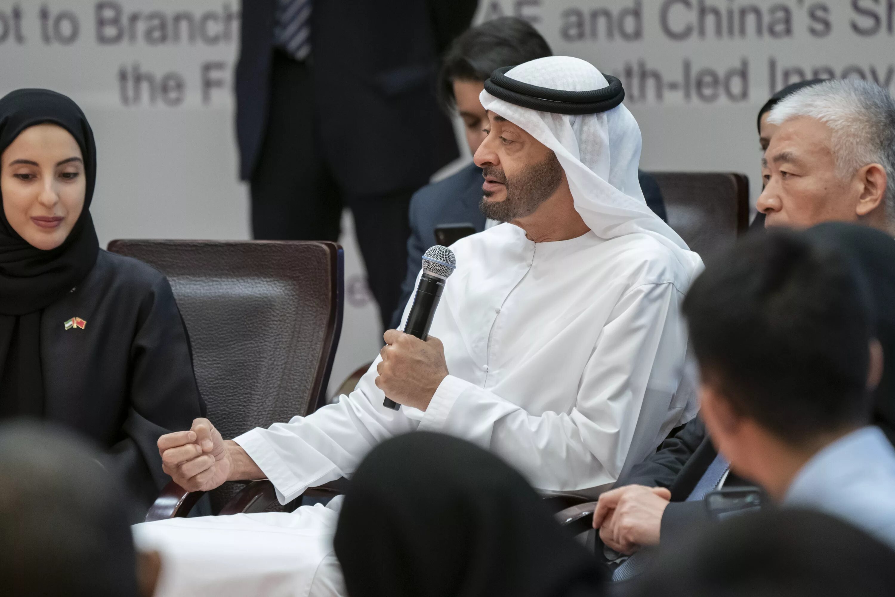 Арабские эмираты новости на сегодня. Жена принца Абу Даби. Принц Абу Даби его жена. Китай и ОАЭ. Китай Дубай.
