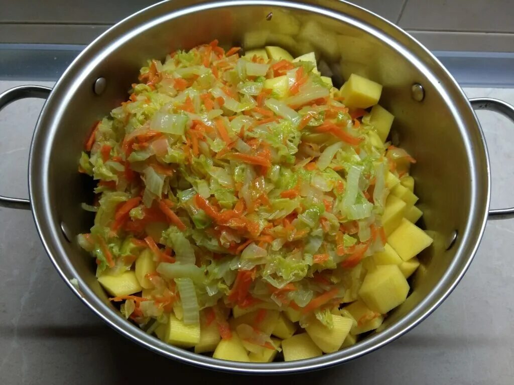 Рагу картошка капуста морковь. Картошка с капустой. Овощное рагу с капустой. Капуста с мясом и картошкой. Рагу с капустой и картошкой.
