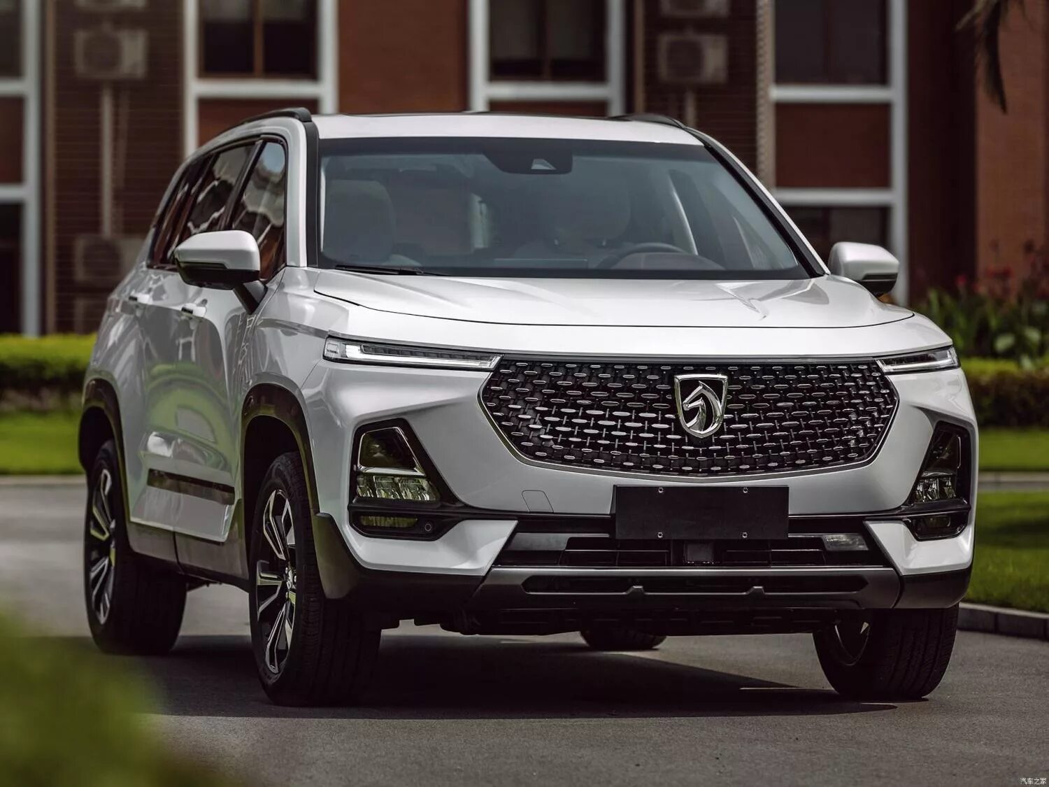 Новый чанган cs95. Китайский автопром geely. Новые бренды китая. Китай гибрид byd. Китайские автомобили хавал 2022.