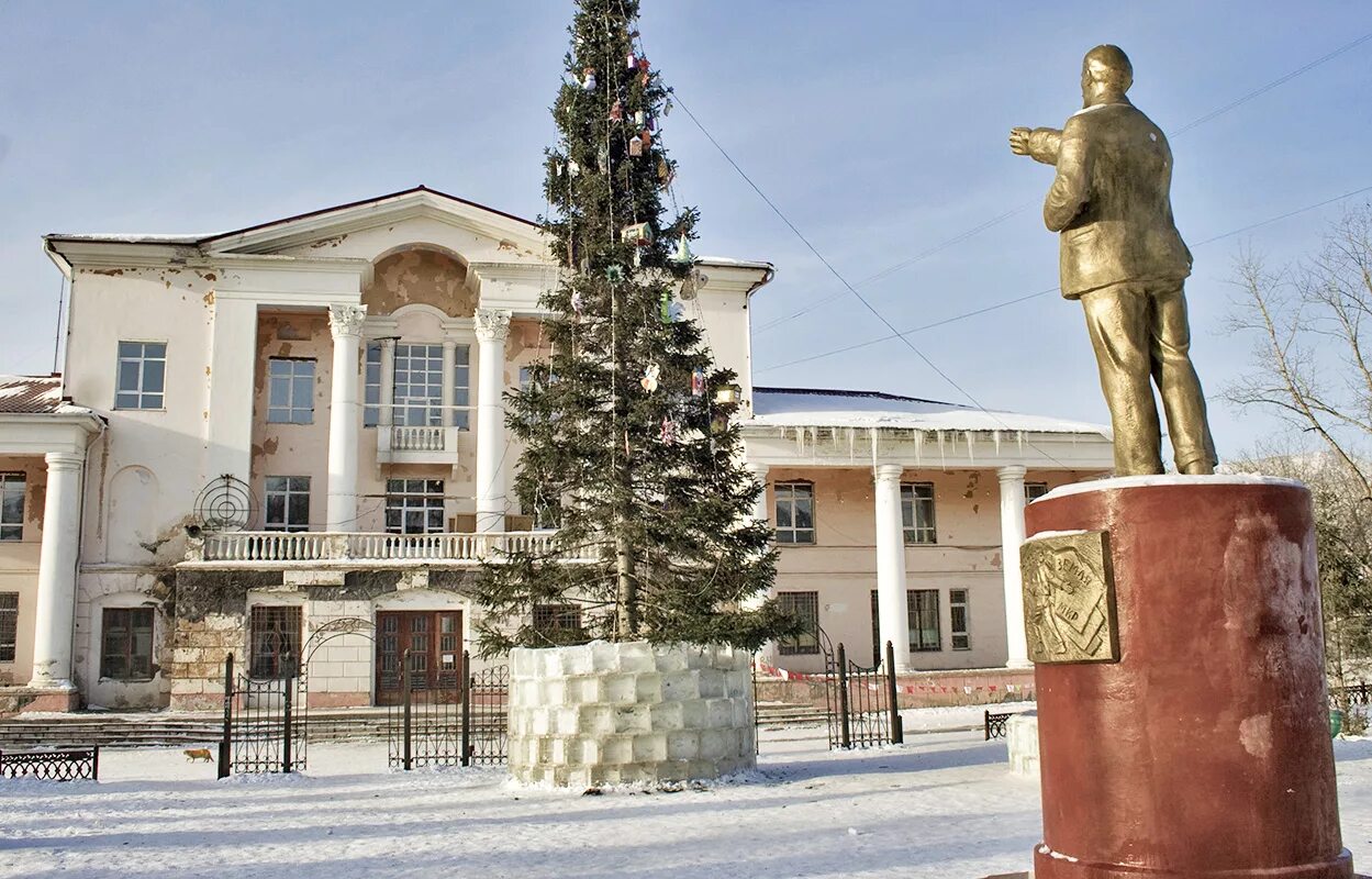 Дворец культуры Сатка. Дворец культуры Металлург Сатка. Дворец Металлургов Сатка. Монумент в городе Сатка, Челябинская область.