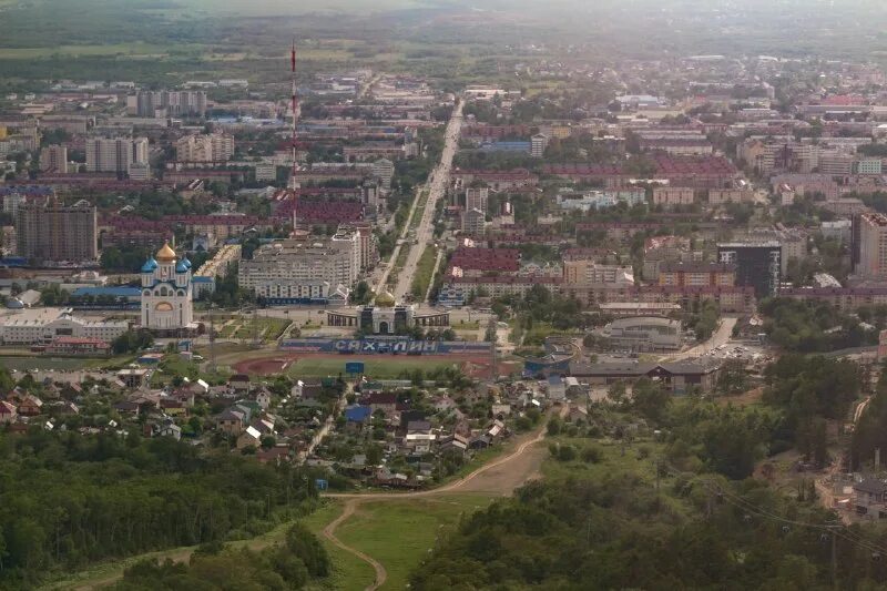 Погода в южно сахалинске в августе. Климат Южно Сахалинска. Вид на гору Большевик Южно-Сахалинск. Виды Южно-Сахалинска. Население Южно-Сахалинска 2023.