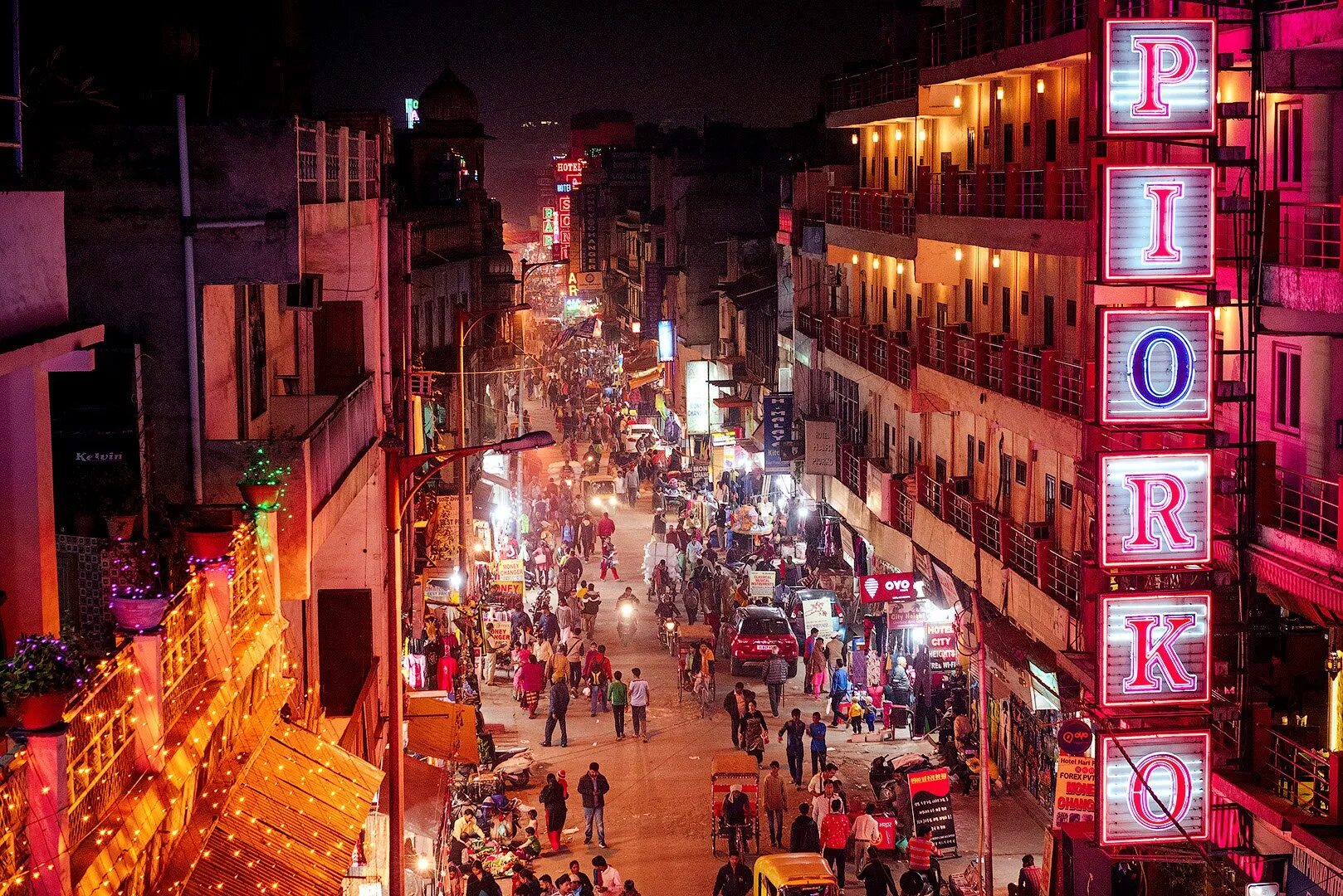 Area light. Дели ночная жизнь. Ночные подворотни Дели Индия. Paharganj фото. Main bazar Paharganj.