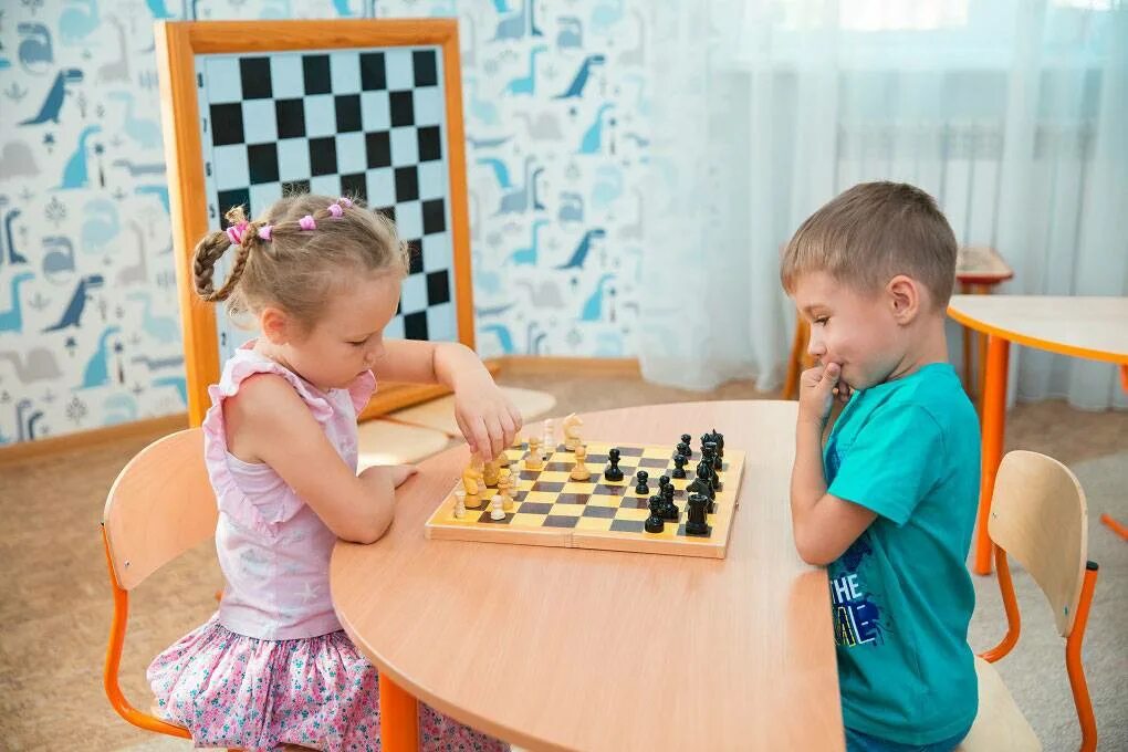 Занятия по шахматам для детей. Дети играют в шахматы. Гришин шахматы. Шахматы кружок для детей. Шахматы развивают память.