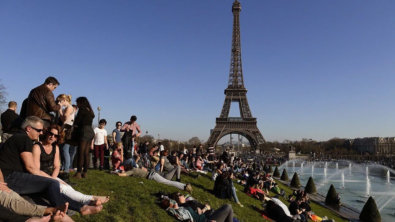 French life. Туризм во Франции. Туристы во Франции. Франция люди. Туристы в Париже.