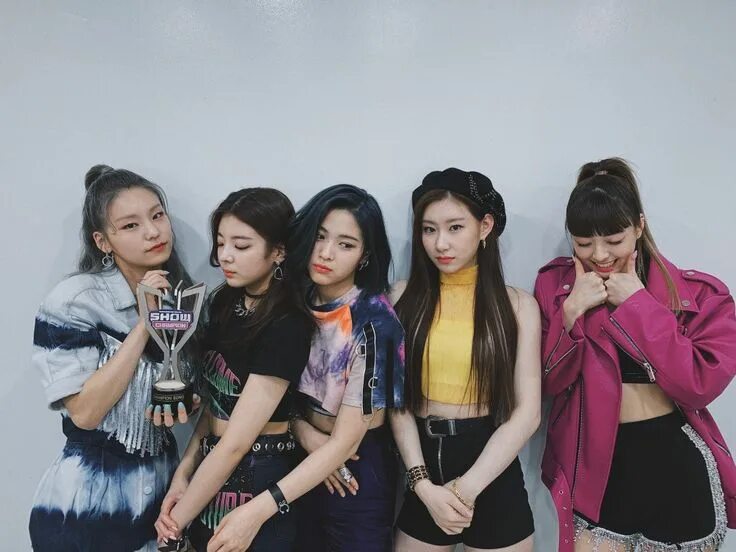 Itzy break. Midzy itzy. группа itzy 2025. команда itzy. itzy гёрл-группа.